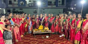 మఖ్తల్, మన ప్రజాపక్షం :తెలంగాణ రాష్ట్ర పశుసంవర్ధక, డైరీ అభివృద్ధి, క్రీడలు, యువజన సేవలు మరియు మత్స్యశాఖ మంత్రి డా.వాకిటి శ్రీహరి సతీమణి వాకిటి లలిత మక్తల్ పట్టణంలోని సంగంబండ రోడ్ సుగురేశ్వర కాలనీలో నిర్వహించిన బతుకమ్మ ఉత్సవాల్లో ముఖ్య అతిధిగా పాల్గొన్నారు. ఈ సందర్భంగా ఆమె స్థానిక మహిళలతో కలిసి బతుకమ్మలో పాల్గొని పూల పండుగను మరింత భవ్యంగా మార్చారు. తెలుగు సాంప్రదాయాలను కాపాడుకోవడంలో బతుకమ్మ పండుగకు ప్రత్యేక స్థానం ఉందని, ఆ ఉత్సవాలు సమాజంలో ఐక్యత, ఆనందాన్ని పంచుతాయని లలిత ఈ సందర్భంలో పేర్కొన్నారు. ఈ బతుకమ్మ ఉత్సవాల్లో పెద్ద ఎత్తున మహిళలు, యువతులు పాల్గొని సాంప్రదాయ వైభవాన్ని ప్రతిబింబించారు.